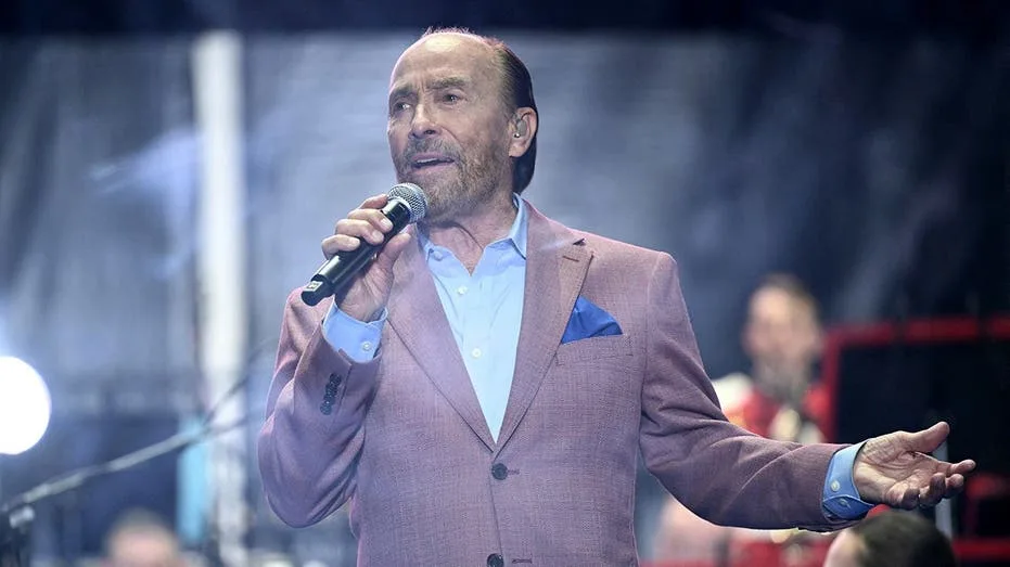 Lee Greenwood Recounts Surviving Enemy Fire While Entertaining Troops in Panama
